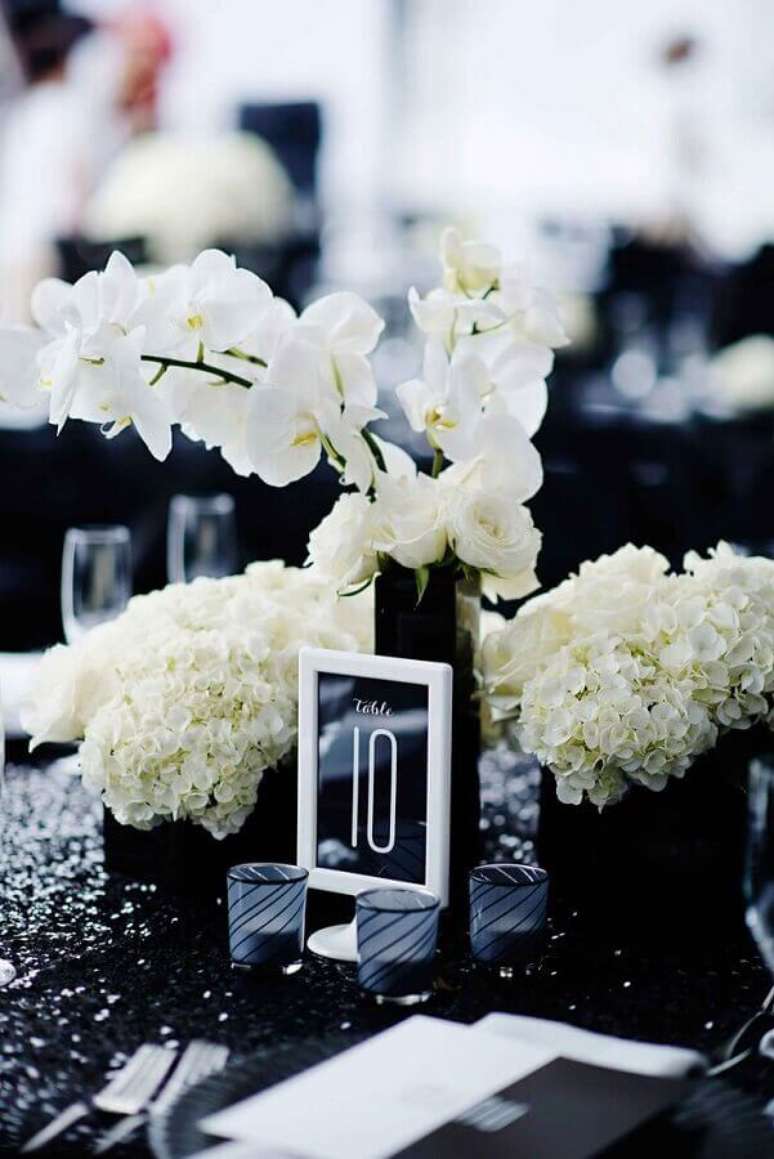25. Enfeites para mesa na decora&ccedil;&atilde;o de casamento com orqu&iacute;deas e detalhes pretos