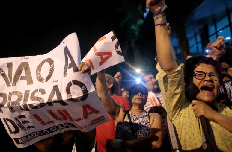 Manifestantes pró-Lula na frente do Sindicato dos Metalúrgicos de São Bernardo do Campo
