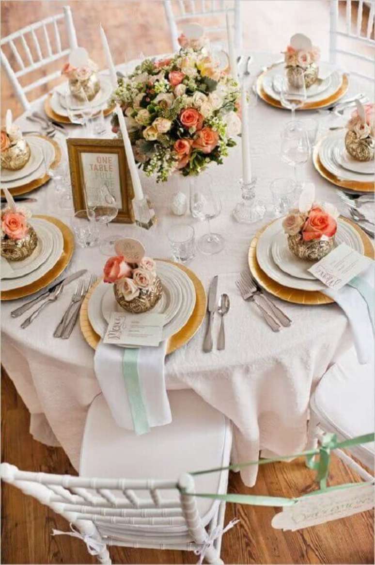 11. Decoração de mesa de casamento com arranjo de flores delicadas