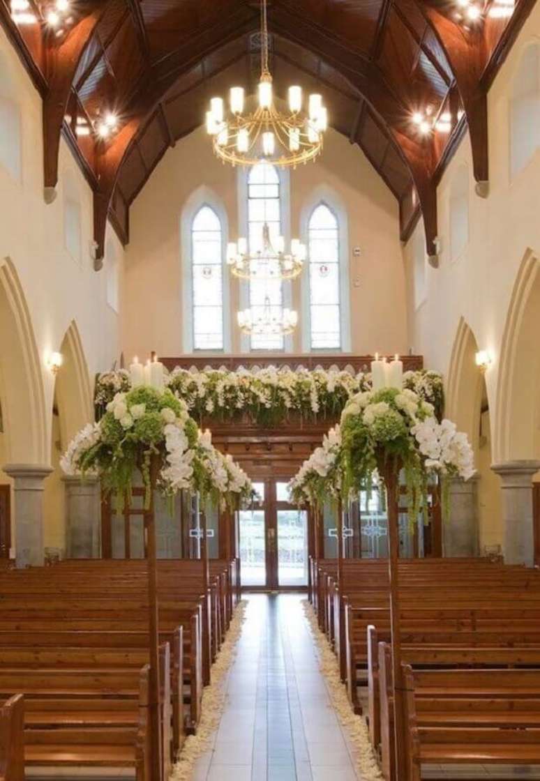 44. Essa decoração de igreja para casamento ficou linda e moderna
