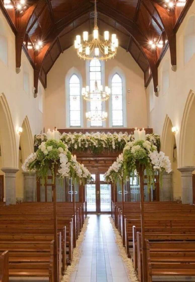44. Essa decora&ccedil;&atilde;o de igreja para casamento ficou linda e moderna