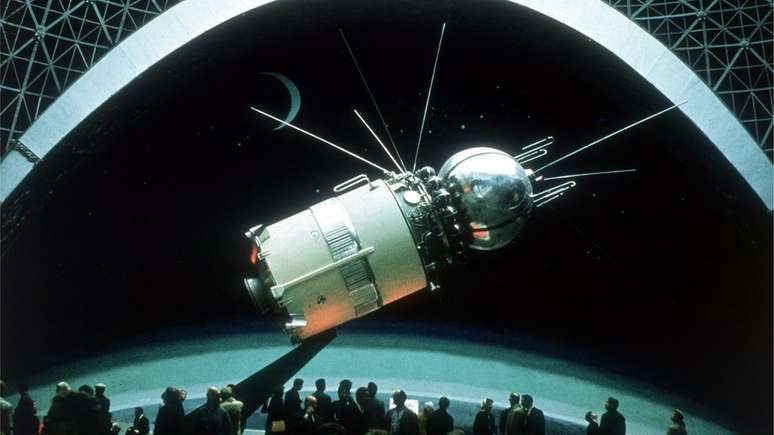 Durante giro internacional em que a União Soviética exibiu seus feitos espaciais, agentes americanos sequestraram uma nave do programa Luna