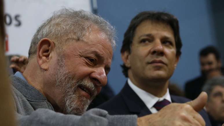 Lula com Haddad em foto de arquivo; PT deverá ter dificuldades em encontrar candidatura substituta