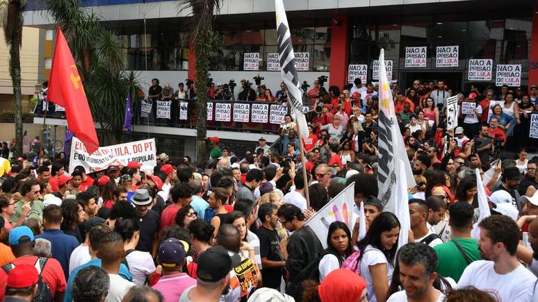 Militância voltou a se reunir diante de sindicato neste sábado