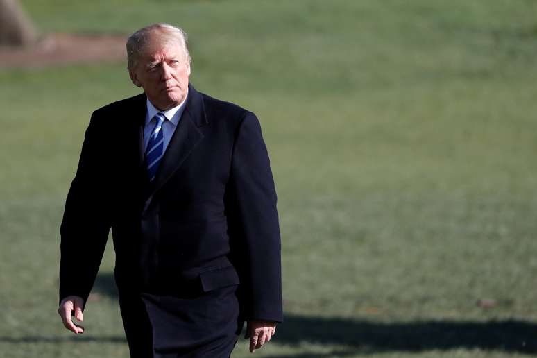  O presidente dos Estados Unidos, Donald Trump, caminha para a Casa Branca, em Washington, D.C., após retornar de viagem
5/4/2018
REUTERS/Carlos Barria 