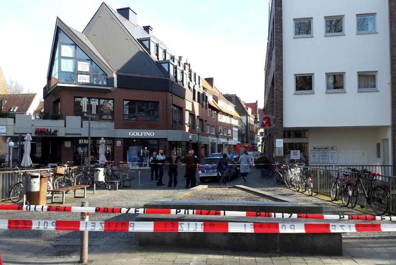 Polícia bloqueia uma rua perto dolugar onde um homem avançou com um veículo contra um grupo de pessoas sentadas em frente a um restaurante popular no centro da cidade velha de Muenster 7/04/ 2018. 