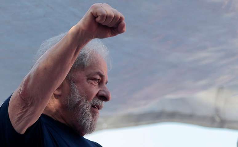 Ex-presidente Luiz Inácio Lula da Silva participa de evento na sede do Sindicato dos Metalúrgicos do ABC, em São Bernardo do Campo, antes de se entregar à Polícia Federal.  7/04/ 2018. REUTERS/Leonardo Benassatto