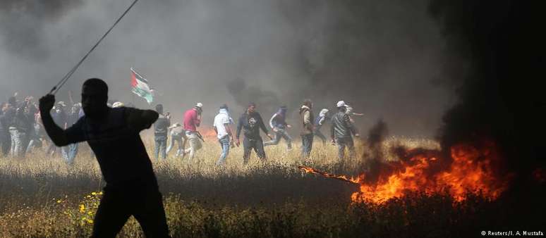 Manifestantes queimam pneus e lançam coquetéis molotov na fronteira entre Gaza e Israel