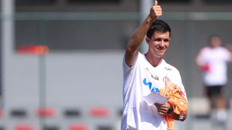 Vai ser aprovado? Maurício Barbieri passa por primeiro teste neste sábado (Foto: Gilvan Souza/Flamengo)