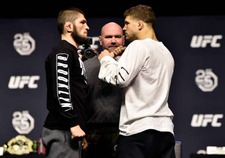 Khabib e Al Iaquinta só fizeram encarada na pesagem, que aconteceu na noite desta sexta-feira (Foto: Getty Images)