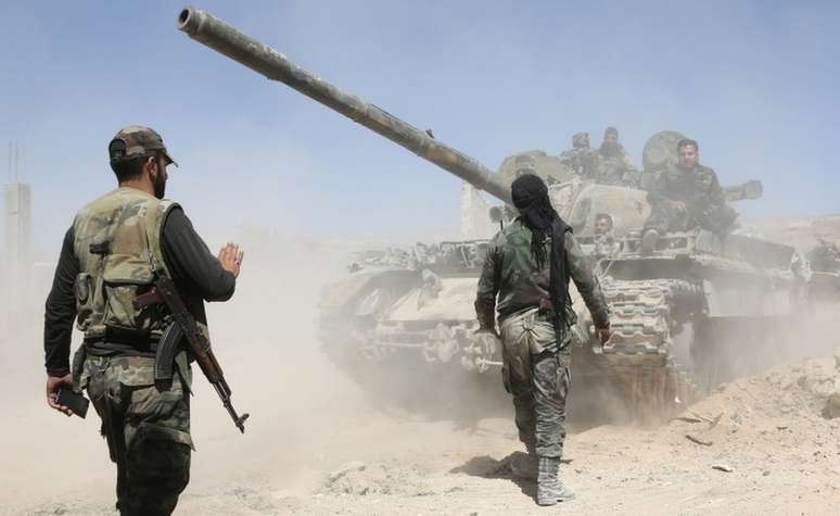 Forças pró-governo sírio estão combatendo rebeldes em Douma