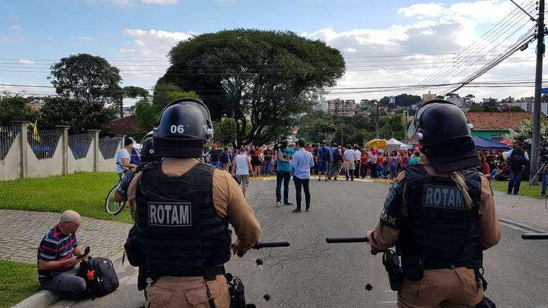 O antes pacato bairro de Santa Cândida, em Curitiba, onde fica localizada a PF, foi tomado por manifestantes pró e anti-Lula