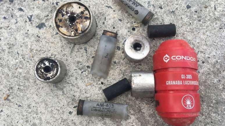 Granada de gás e balas de borracha encontradas na rua do bairro Santa Cândida, após PF dispersar manifestantes pró-Lula na noite de sábado