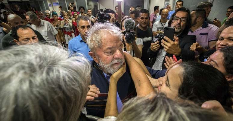 No seu derradeiro discurso no sábado (07/04) antes da prisão, Lula abriu espaço no palanque para os esquerdistas Manuela D'ávila (PCdoB) e Guilherme Boulos (PSOL), ambos pré-candidatos à Presidência. São nomes que despertam simpatia em nichos da esquerda
