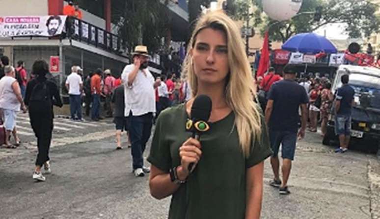 Repórter da Band Joana Treptow levou um tapa na mão durante transmissão ao vivo na cobertura da prisão de Lula