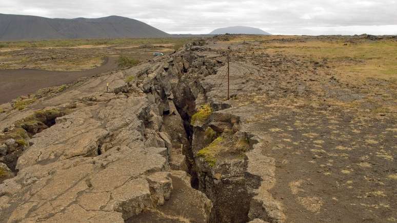 Terra rachada por tremores, em foto de arquivo; Brasil tem pequenos terremotos semanalmente, mas muitos passam despercebidos