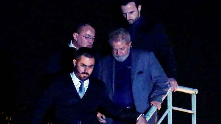 Ex-presidente chegou a Curitiba na noite de sábado