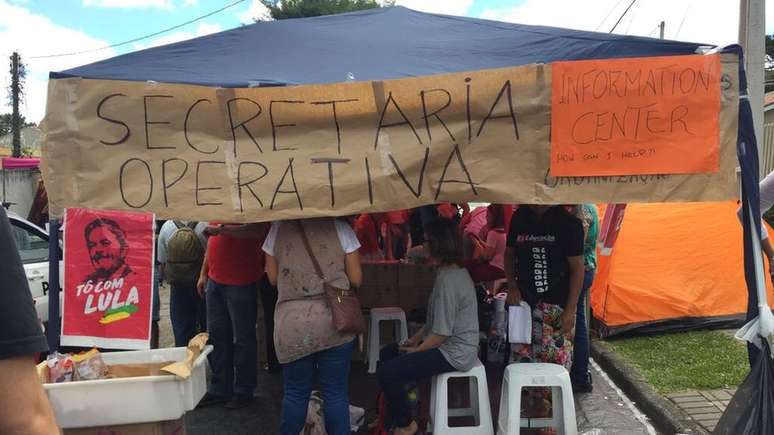 Manifestantes favoráveis a Lula montaram acampamento no entorno da PF