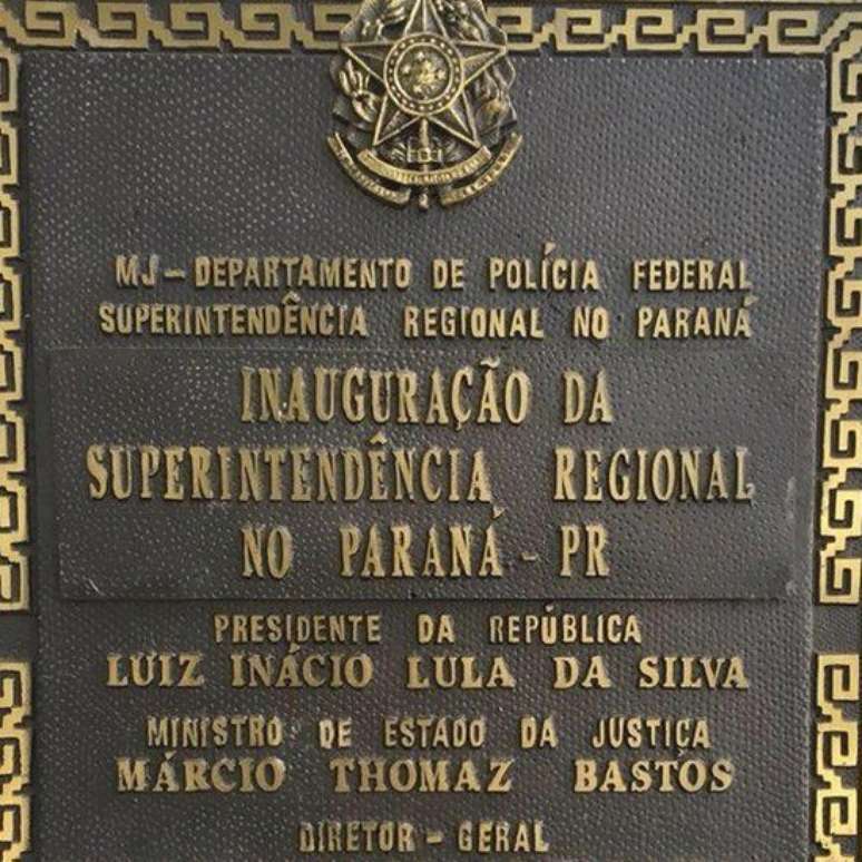 Placa de inauguração sede da PF em Curitiba que traz o nome de Lula, na época presidente