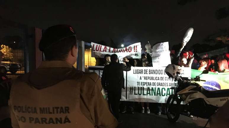 De um lado, manifestantes comemoravam a prisão de Lula...