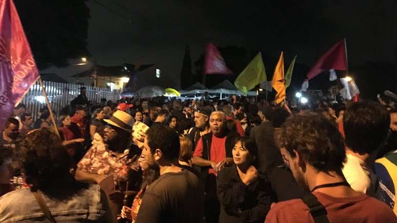 ... de outro, mais manifestantes mostravam seu apoio ao petista