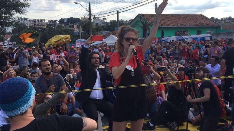 Ana Cañas cantou 'O Bêbado e a Equilibrista' para Lula - mas provavelmente ele não conseguiu ouvir