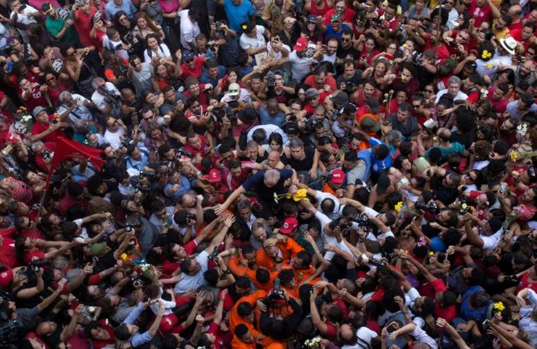 Lula, carregado por apoiadores em São Bernardo do Campo 7/4/2018 REUTERS/Francisco Proner