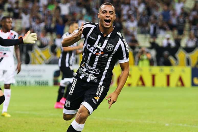 Artilheiro, Arthur comemorou seu segundo título cearense com a camisa do clube (Foto: Divulgação/Ceará)