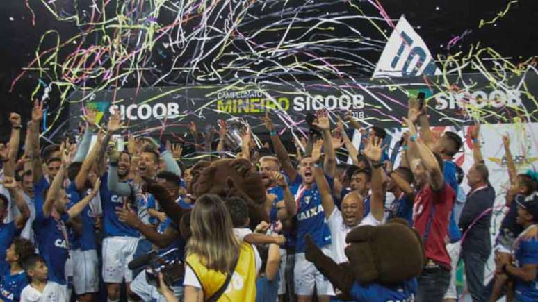 O Cruzeiro levantou a 37ª taça do Campeonato Mineiro. Últimos cinco títulos foram conquistados em cima do Atlético Mineiro. (Foto: Fernando Michel)