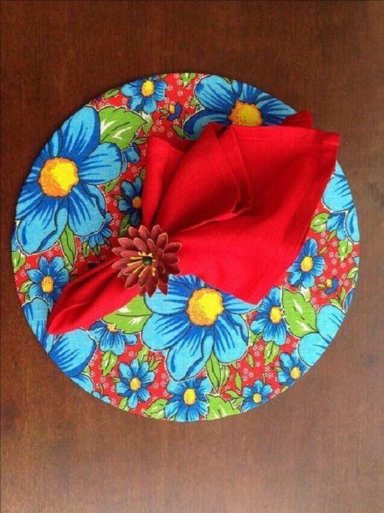 8. Nesse artesanato em tecido para cozinha o sousplat foi revestido com um tecido bem florido e alegre