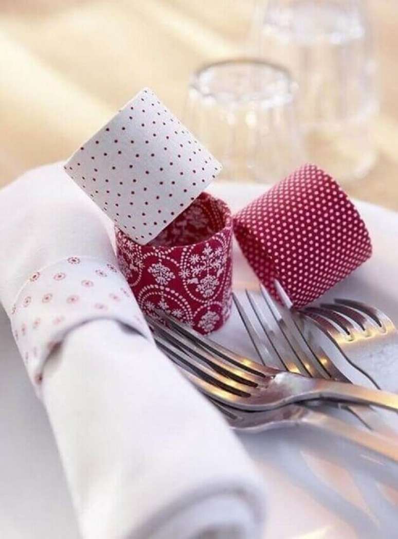 28. O rolo de papel higiênico rendeu lindo artesanato para cozinha como um lindo porta guardanapos