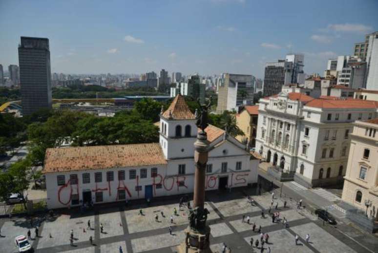 Marco histórico e turístico de São Paulo, o prédio do Pateo do Collegio, no centro da capital paulista, amanheceu com a sua fachada pichada 
