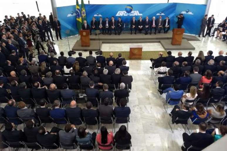 O presidente Michel Temer dá posse a novos ministros, em cerimônia no Palácio do Planalto 