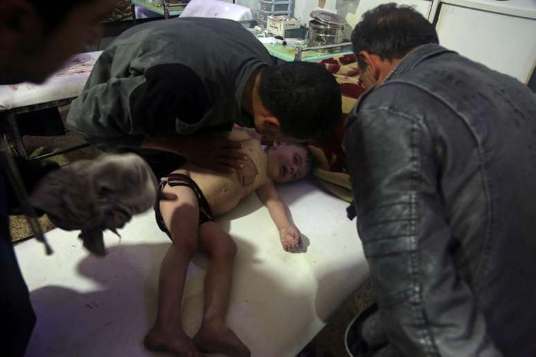 Criança é tratada em hospital em Douma, após suposto ataque químico na Síria 07/04/2018 White Helmets/Divulgação via REUTERS