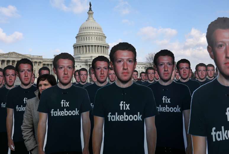 Diretor da Avaaz.org Campaign, Nell Greenberg, é visto em meio a bonecos do CEO do Facebook, Mark Zuckerberg, colocados fora do prédio do Congresso dos EUA durante protesto em Washington 10/4/2018 REUTERS/Leah Millis 