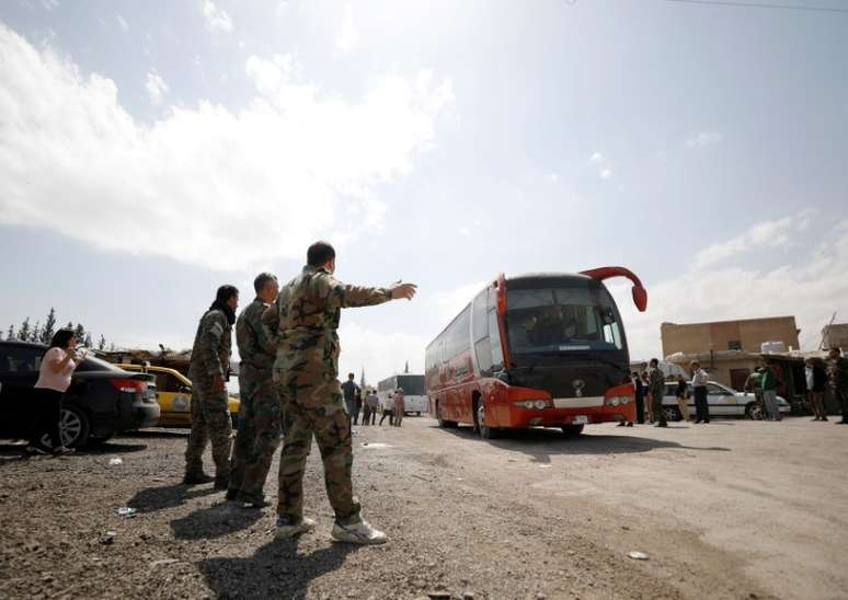 Ônibus transportando rebeldes e suas famílias que evacuram a cidade de Douma chegam a Damasco, na Síria
09/04/2018
REUTERS/Omar Sanadiki 