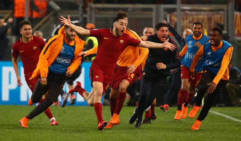 Manolas comemora gol da Roma contra o Barcelona
 10/4/2018    REUTERS/Tony Gentile 