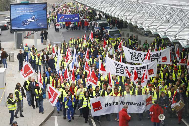 Trabalhadores protestam em aeroporto de Frankfurt
 10;4;2018      REUTERS/Kai Pfaffenbach