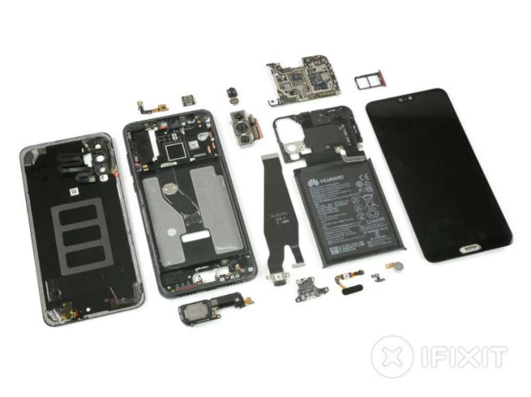 O Huawei P20 Pro totalmente desmontado, exibindo todos os seus componentes internos. (Imagem: iFixIt)
