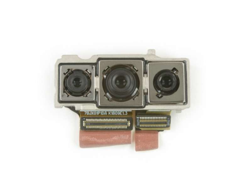 A câmera tripla, com um sensor de 20 MP à esquerda, outro de 40 MP no meio a a última de 8 MP à direita. (Imagem: iFixIt)