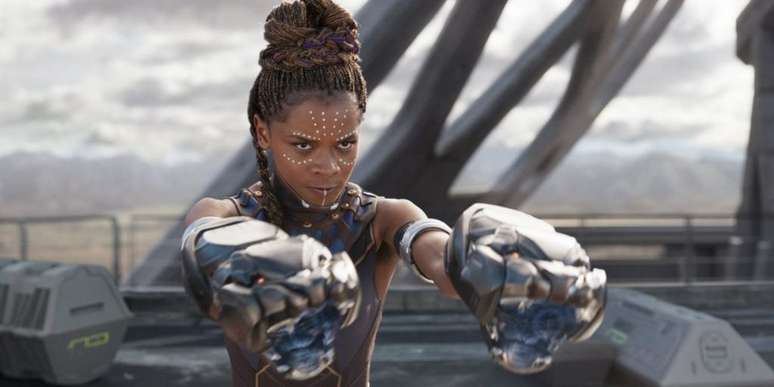 Shuri usa armas criadas por ela e sua equipe, contando com o poder do vibranium (Foto: Divulgação)