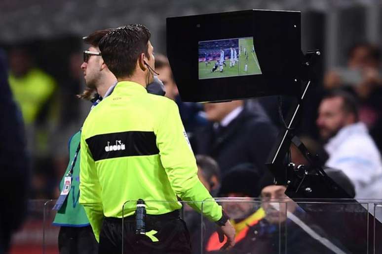 Juiz analisa imagens do vídeo em partida do Campeonato Italiano (Foto: Marco Bertorello / AFP)