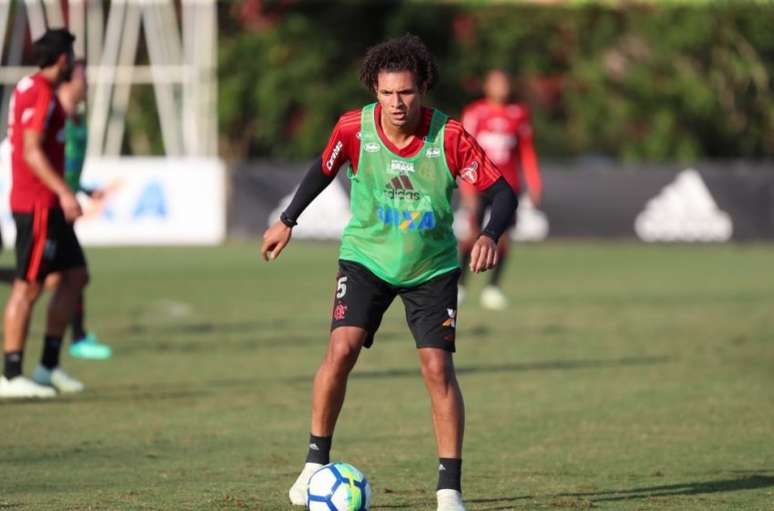 Willian Arão treinou entre os titulares nesta terça-feira, no Ninho do Urubu(Foto: Gilvan de Souza/Flamengo)