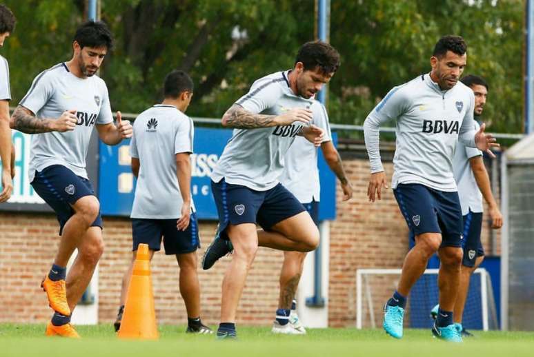 Pablo Pérez, Fernando Gago (que não vem ao Brasil) e Tevez durante o treino de segunda - Divulgação/Boca Juniors