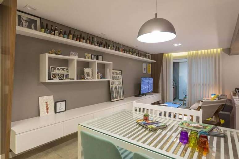 43. Decora&ccedil;&atilde;o com nicho de parede para sala e prateleira