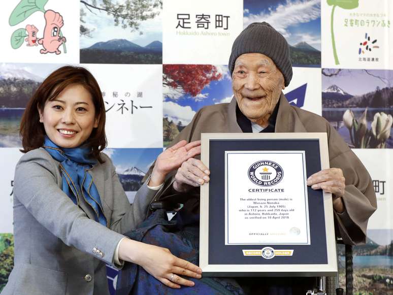 Masazo Nonaka recebe certificado do Livro Guinness de Recordes