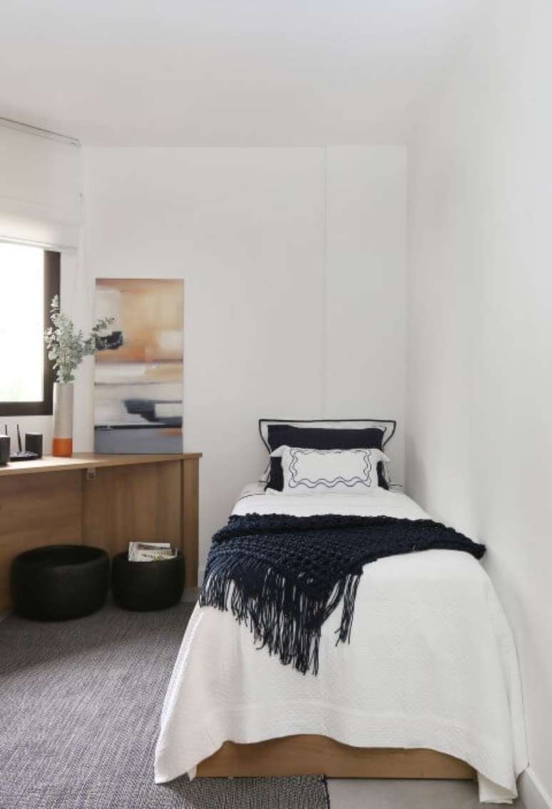 41. O quarto branco e com decora&ccedil;&atilde;o simples se destaca por ter alguns itens decorativos diferentes. Projeto de Quattrino Arquitetura