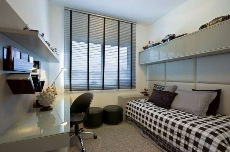 3. Quarto de solteiro com espa&ccedil;o para estudar e trabalhar. Projeto de Renata Basques