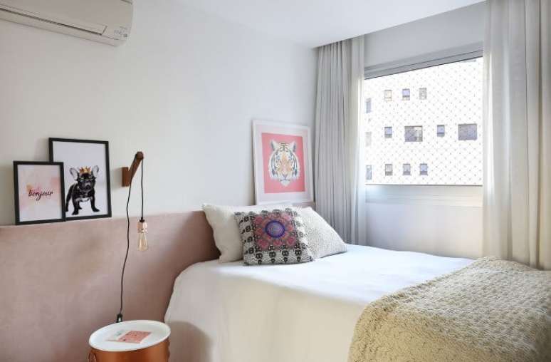 20. Quarto de solteiro feminino com cabeceira ros&eacute; e quadros decorativos. Projeto de Elen Saravalli