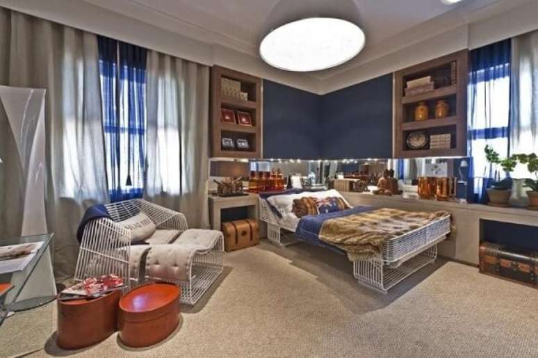 23. Quarto espa&ccedil;oso com m&oacute;veis de ferro. Projeto de Bender Arquitetura